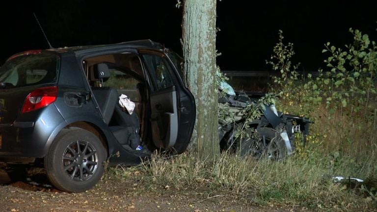 Auto tegen boom in Hoeven (Foto: Persbureau Heitink)