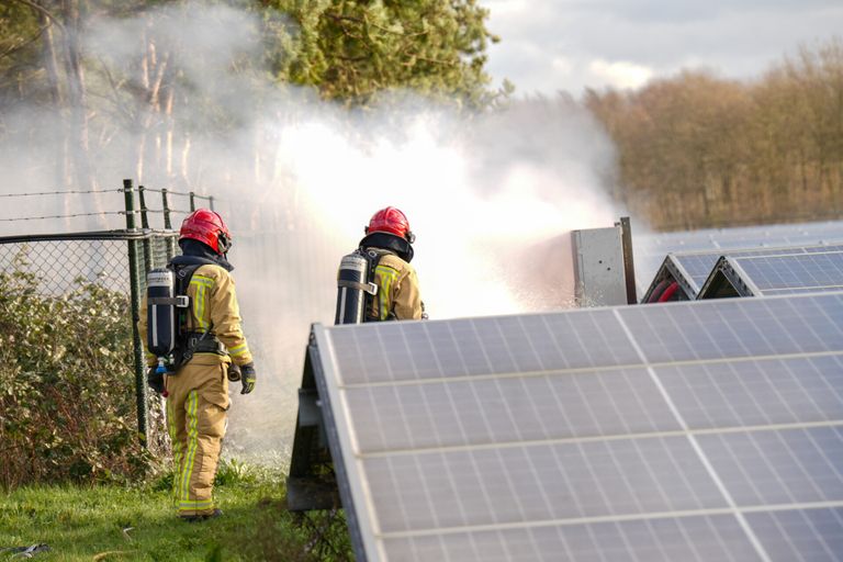 De brandweer bestreed de brand in het Lieropse zonnepark (foto: Harrie Grijseels/SQ Vision).
