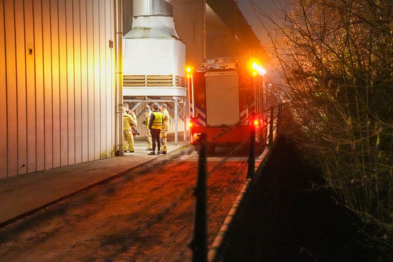 De brandweer bij Unidek in Gemert (foto: Harrie Grijseels/SQ Vision).