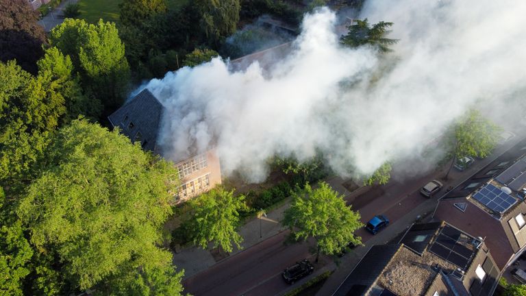 Bij de brand in Oss komt veel rook vrij (foto: Gabor Heeres/SQ Vision).