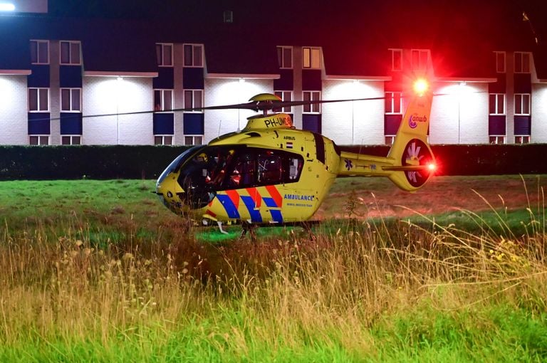 Vanwege de ernst van de situatie landde een traumaheli op een veldje in de buurt bij de plaats van het ongeluk (foto: Perry Roovers/SQ Vision).