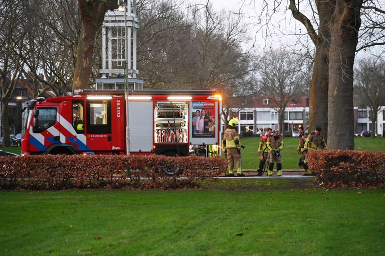 De brandweer kon niet voorkomen dat de scooter uitbrandde (foto: Perry Roovers/SQ Vision).