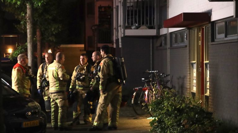 De brandweer zocht naar de oorzaak van de rook (foto: Sander van Gils/SQ Vision)