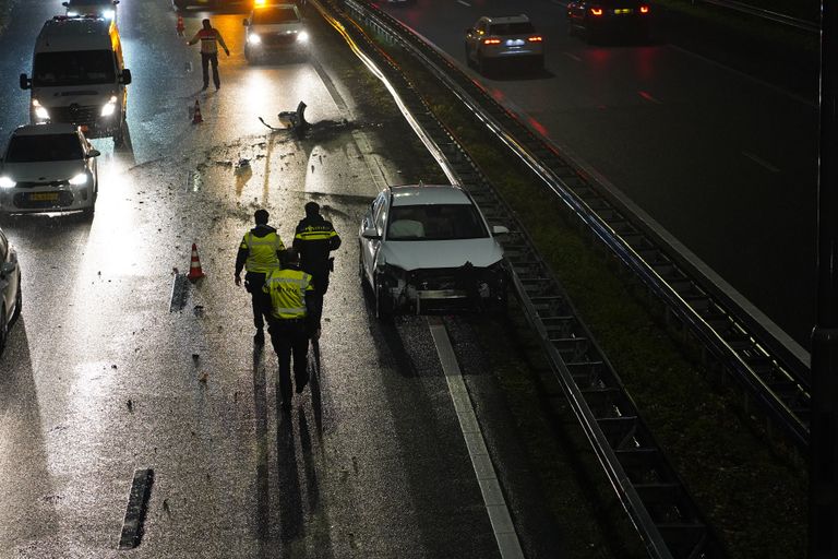 Op de A27 bij Oosterhout kwam een vrachtwagen in botsing ,met een auto (foto: Jeroen Stuve/SQ Vision).