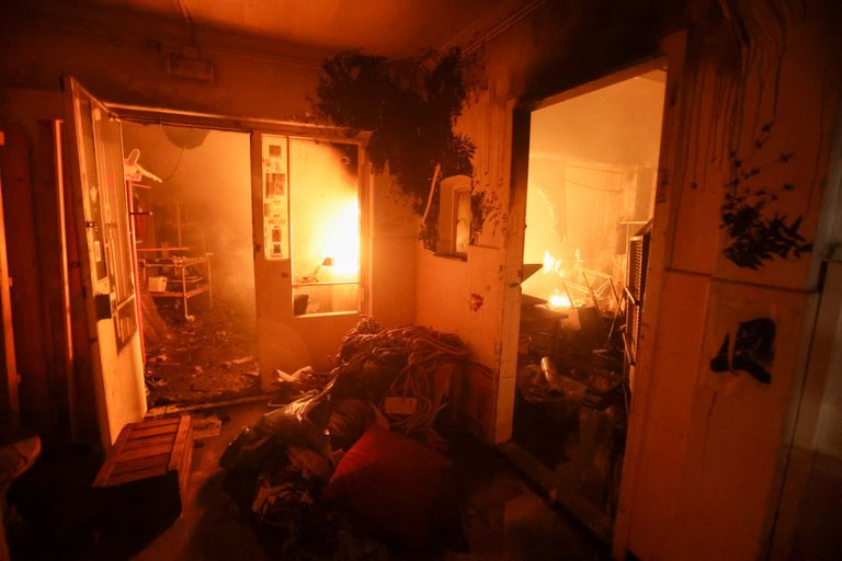 De brand in het Eindhovense Stroomhuis laaide vrijdagnacht weer op (foto: Arno van der Linden/SQ Vision).