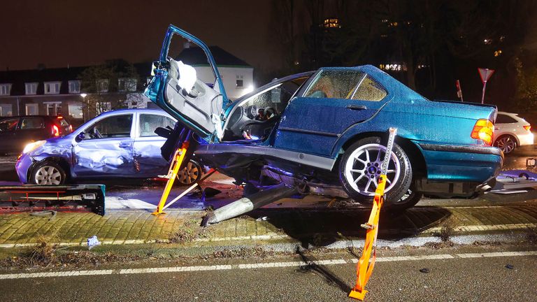 De auto kwam na een botsing tegen een lantaarnpaal aan de andere kant van de weg terecht (foto: Arno van der Linden/SQ Vision).