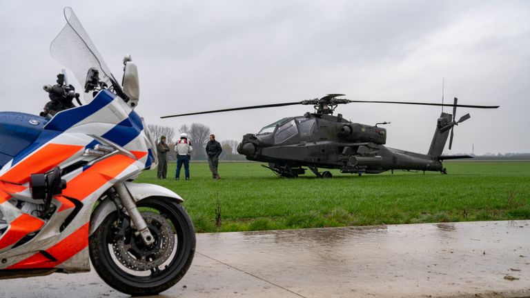 Apache van vliegbasis Gilze-Rijen maakt voorzorgslanding. (foto: Iwan van Dun/SQ Vision)