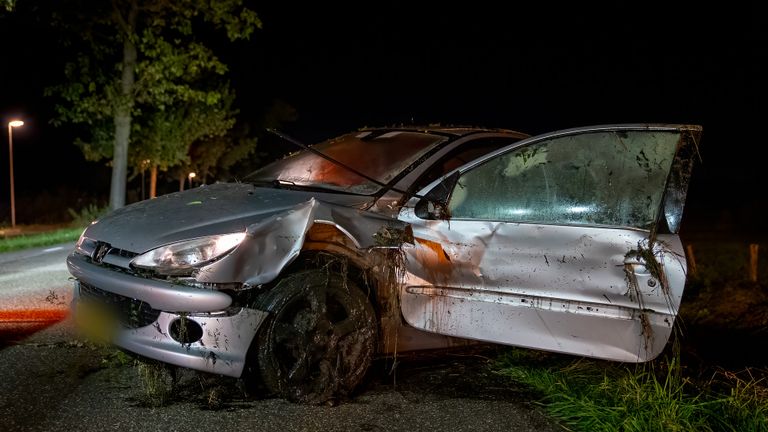 De beschadigde auto werd door een berger uit de sloot gehaald (foto: Iwan van Dun/SQ Vision).