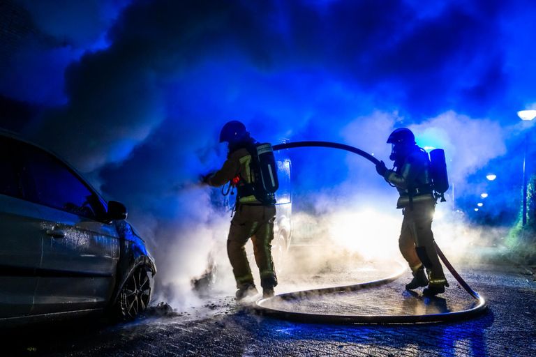 De brandweer bluste de brandende auto's aan de straat Streep in Mierlo (foto: Dave Hendriks/SQ Vision).