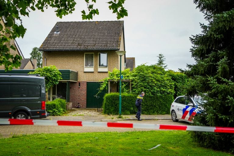 Politie-onderzoek na de vondst van de vrouw (foto: SQ Vision).