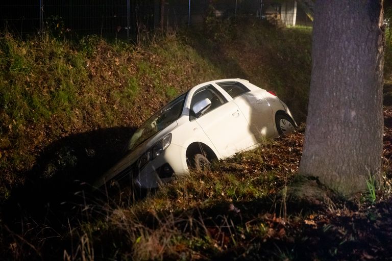 De auto die in Putte van de weg en in een sloot raakte (foto: Christian Traets/SQ Vision).