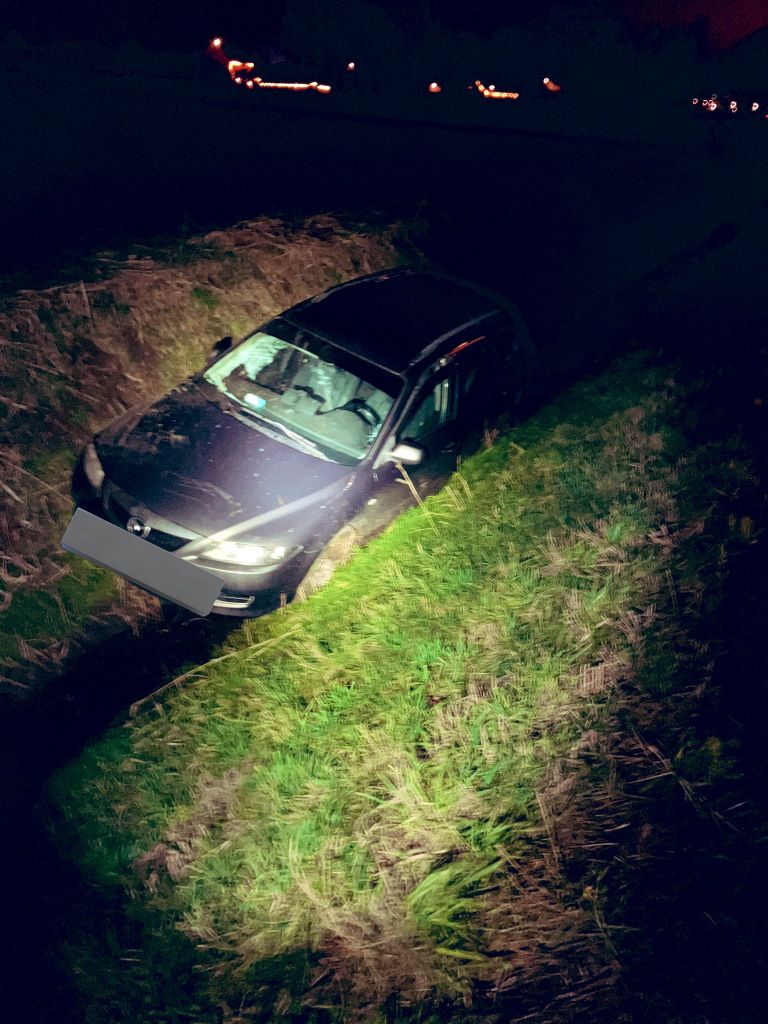 De auto belandde in een sloot naast de A50 bij Eerde (foto: X/weginspecteur Robert).