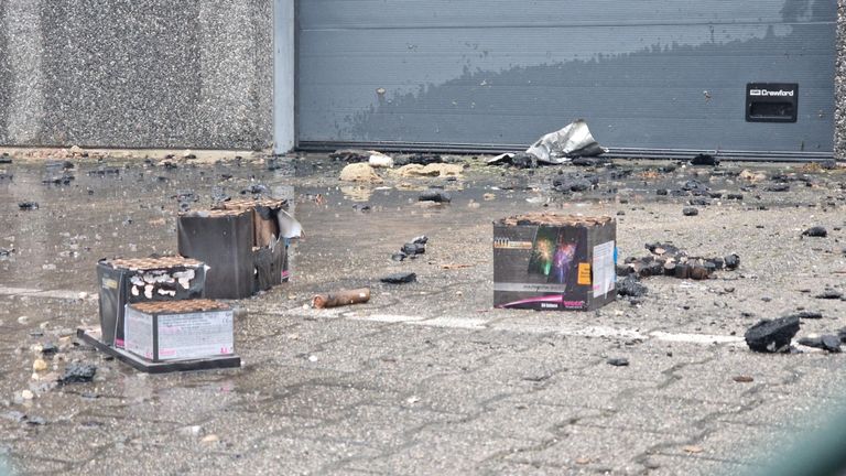 Veel vuurwerkresten in de buurt van het pand dat deels is uitgebrand (foto: Noël van Hooft).