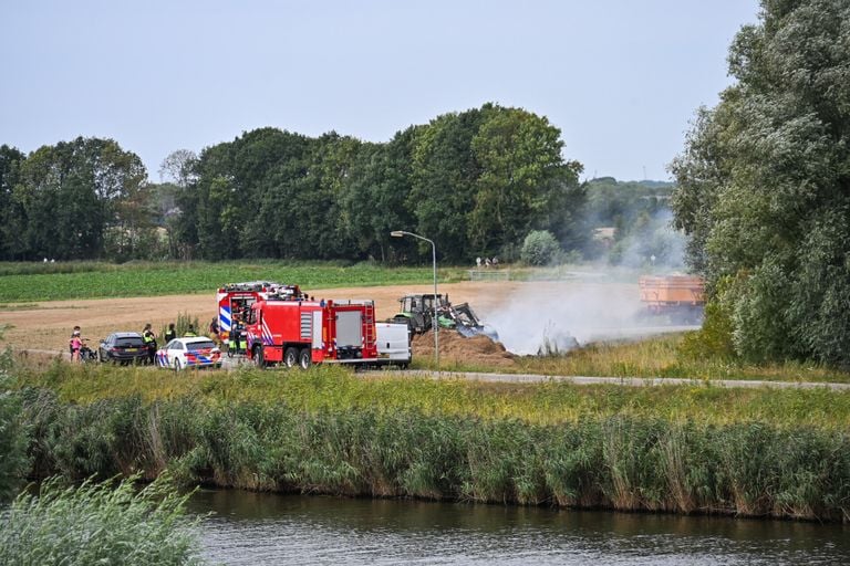 De brandweer bezig met het blussen van het hooi (foto: Tom van der Put/Persbureau Heitink).