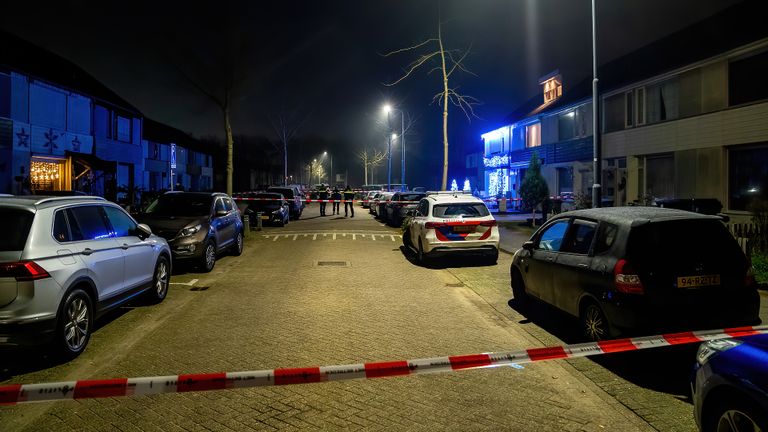 De straat Topaas in Den Bosch werd door de politie afgezet (foto: Jurgen Versteeg/SQ Vision).