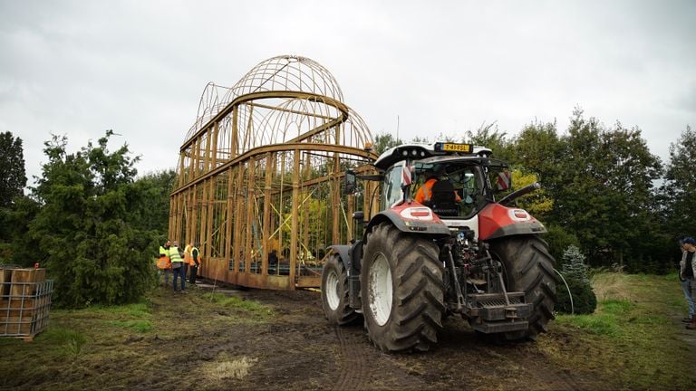 Nadat het frame op de grond stond, werd het verder vervoerd 