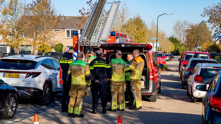 De brandweer onderzoekt wat er mis is bij de basisschool in Nieuwendijk (foto: Jurgen Versteeg/SQ Vision).