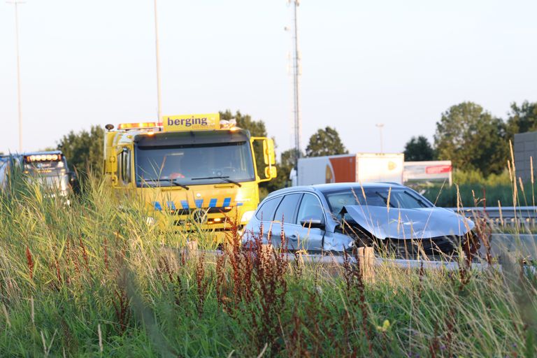 Een bergingsbedrijf heeft de auto's afgevoerd (foto: Sander van Gils/SQ Vision).