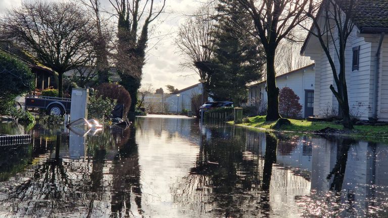 Wegen zijn afgesloten vanwege het hoge water (foto: Noël van Hooft)