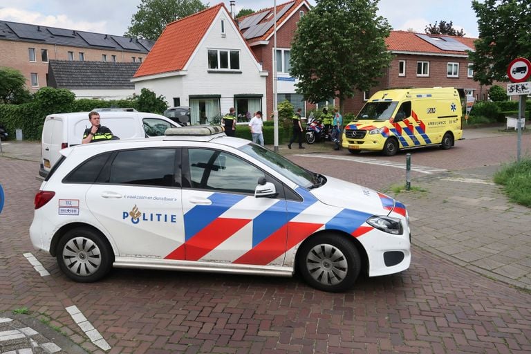 Vanwege de botsing werden de politie en een ambulance opgeroepen (foto: Perry Roovers/SQ Vision).