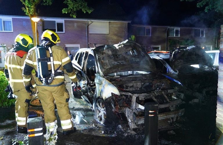 De brandweer kon niet voorkomen dat twee auto's aan de Burgemeester Molenaarhoeven in Rosmalen uitbrandden (foto: Bart Meesters).