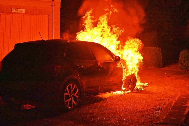 De brandende auto (foto: Rico Vogels/Persbureau Heitink).
