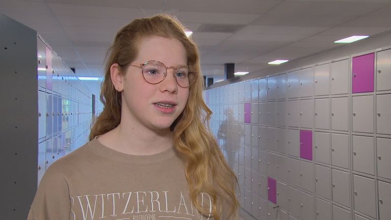 Lize van Blerk (13) vindt het gezelliger op school nu.