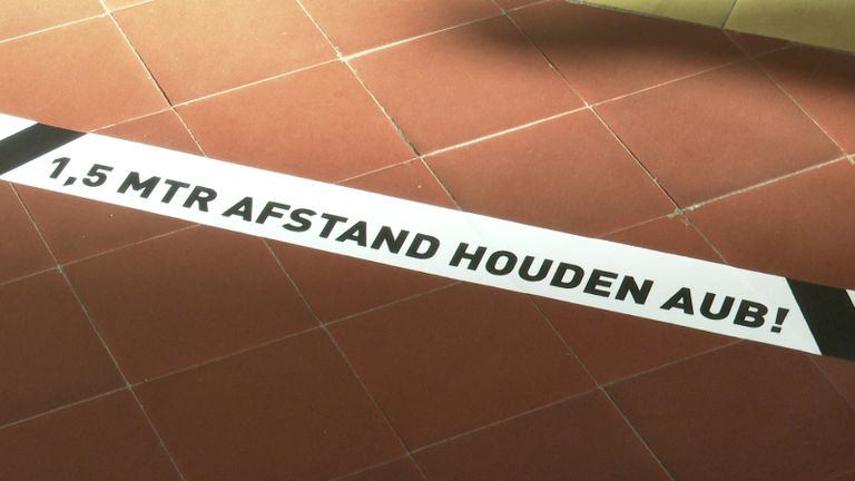 Op de vloer zijn stickers met teksten aangebracht (foto: Erik Peeters).