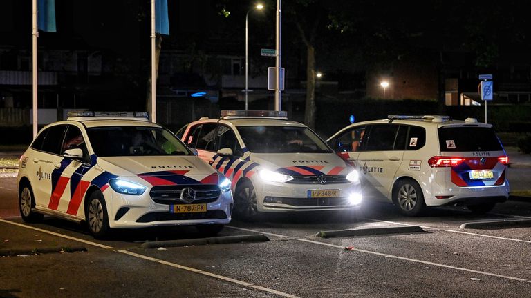 Agenten kwamen na de melding van het schot met meerdere politieauto's naar het Paletplein (foto: Toby de Kort/SQ Vision).