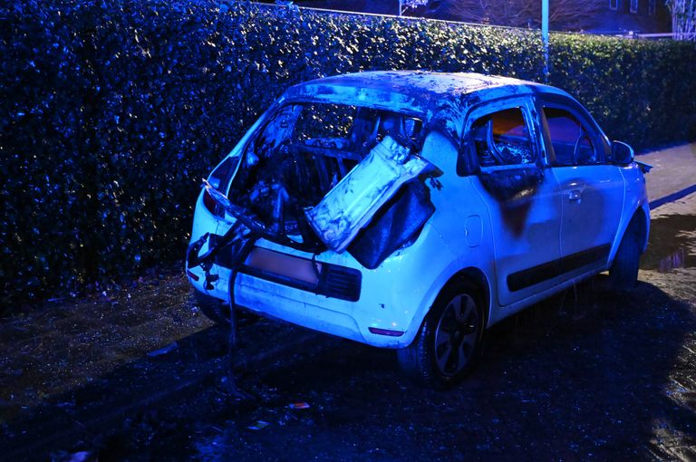 Van de auto aan de Lange Bedde & Vingerhoed in Breda bleef weinig over (foto: Perry Roovers/SQ Vision).