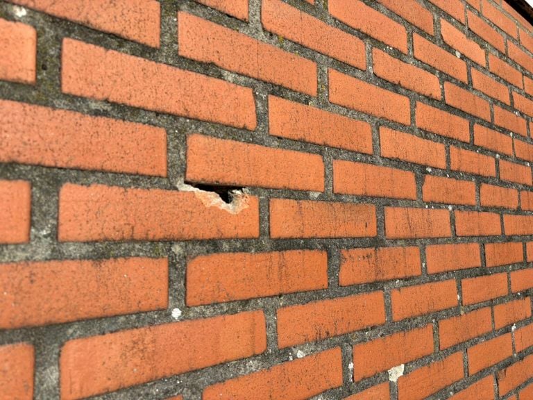 Ook in de muur waren verschillende kogelgaten te zienn (foto: Pieter Soethout)