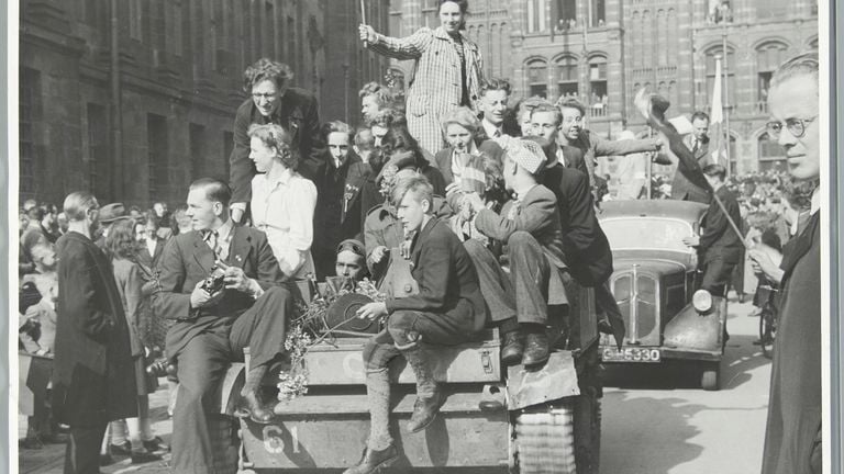 Feestelijke intocht bevrijders Amsterdam 8 mei 1945 (foto: NA) 