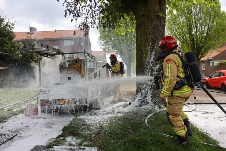 De brandweer bluste de brandende machine op de aanhanger aan de (Van Ennettenstraat in Eindhoven foto: Arno van der Linden/SQ Vision).