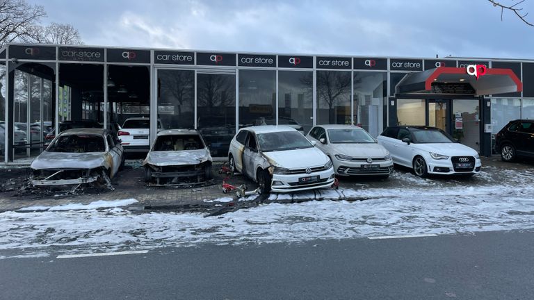 De ravage bij het autobedrijf in Eindhoven (foto: René van Hoof).
