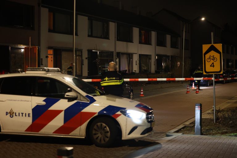 Een flink deel van de Poolsestraat werd afgezet voor politieonderzoek (foto: Sander van Gils/SQ Vision).