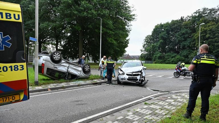 Een bergingsbedrijf heeft de twee zwaar beschadigde auto's getakeld (foto: Toby de Kort/SQ Vision).