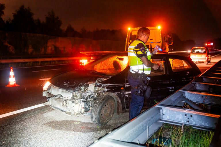 De auto raakte bij de crash op de A67 bij Geldrop zwaar beschadigd (foto: Dave Hendriks/SQ Vision).