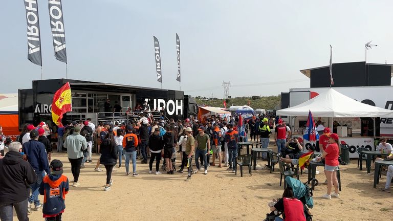 De truck van Henk van Bommel trekt veel bekijks op de paddock.