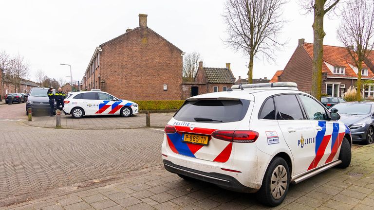 Politie bij het huis waar de vrouw is gevonden (foto: Gabor Heeres/SQ Vision)..