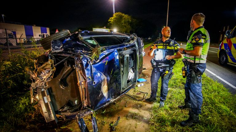 Auto over de kop in Eindhoven (Foto: SQ Vision)