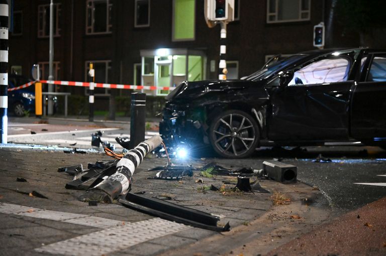 De automobilist reed onder meer een verkeerslicht uit de grond (foto: Perry Roovers/SQ Vision).