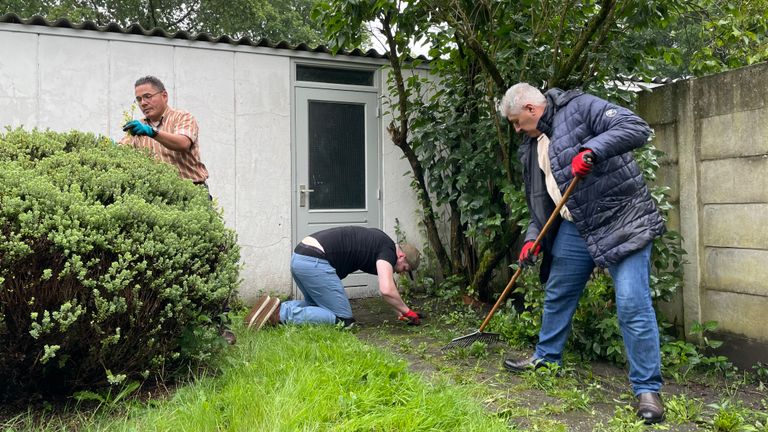 Theo, Alex en Youssef aan het werk in Hannies tuin (foto: Omroep Brabant).