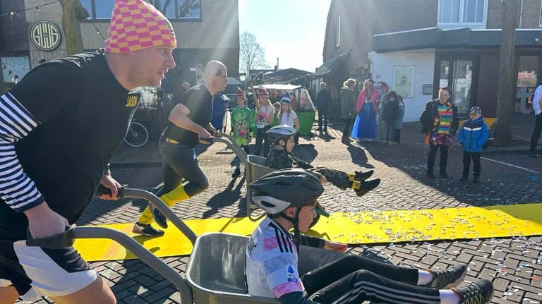 In de startblokken voor de Kruiwagenrace (foto: Floortje Steigenga).