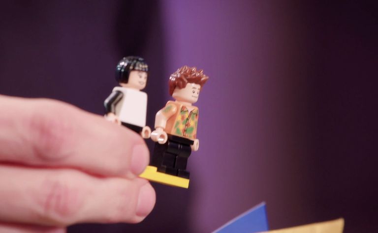 De winnende Jan en Lola LEGO-figuurtjes komen uit de envelop. (videostill RTL4)