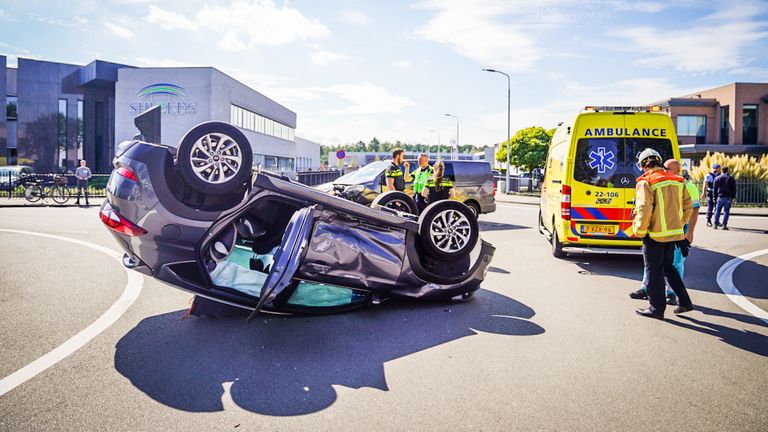 De vrouw is uit de auto gehaald door brandweerlieden. (Foto: Sem van Rijssel/SQ Vision Mediaprodukties)