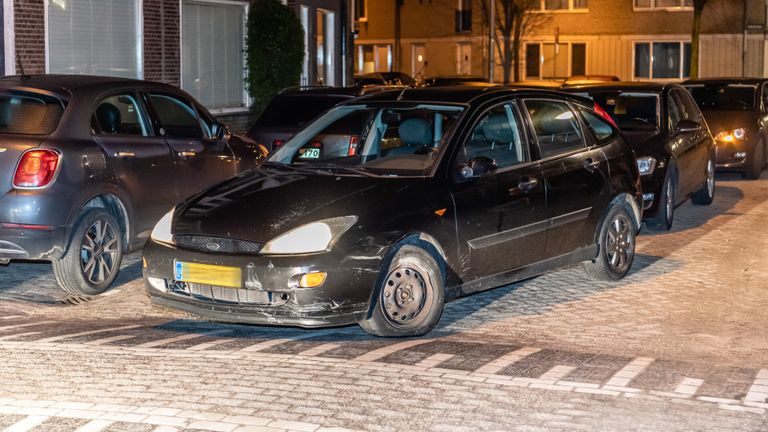 De automobilist werd na het aanrijden van de agent aangehouden op de Korveldwarsstraat in Tilburg (foto: Jack Brekelmans/SQ Vision).