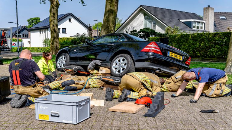 De brandweer moest hard werken om het dier te redden (foto: Eye4images).