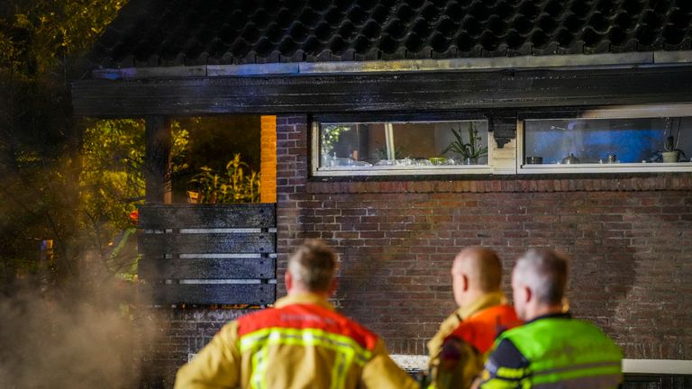 De vlammen sloegen over van de auto's naar de huizen (foto: SQ Vision).