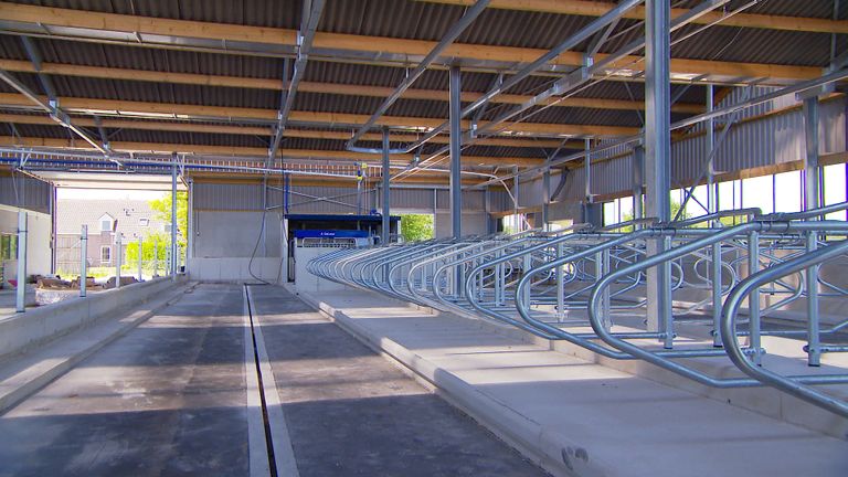 De nieuwe emmissiearme stal van Bas en Luuk (foto: Omroep Brabant).