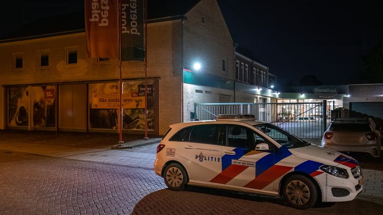 Politie voor de deur van de overvallen Boerenbond in Drunen (foto: Iwan van Dun/SQ Vision Mediaprodukties).
